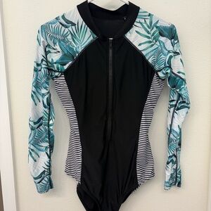 Rash guard/Swimsuit